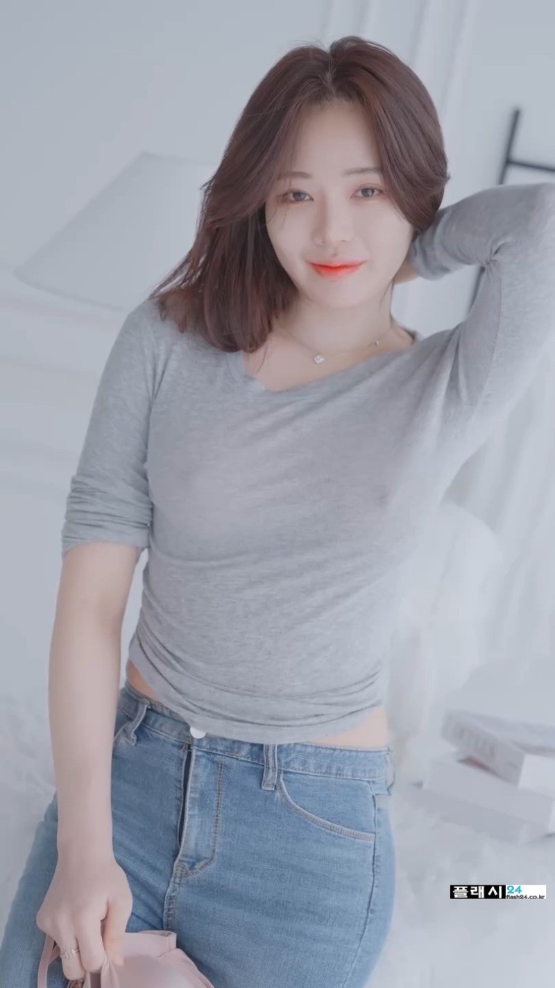 답답함을 못견디는 모델 벨라-3