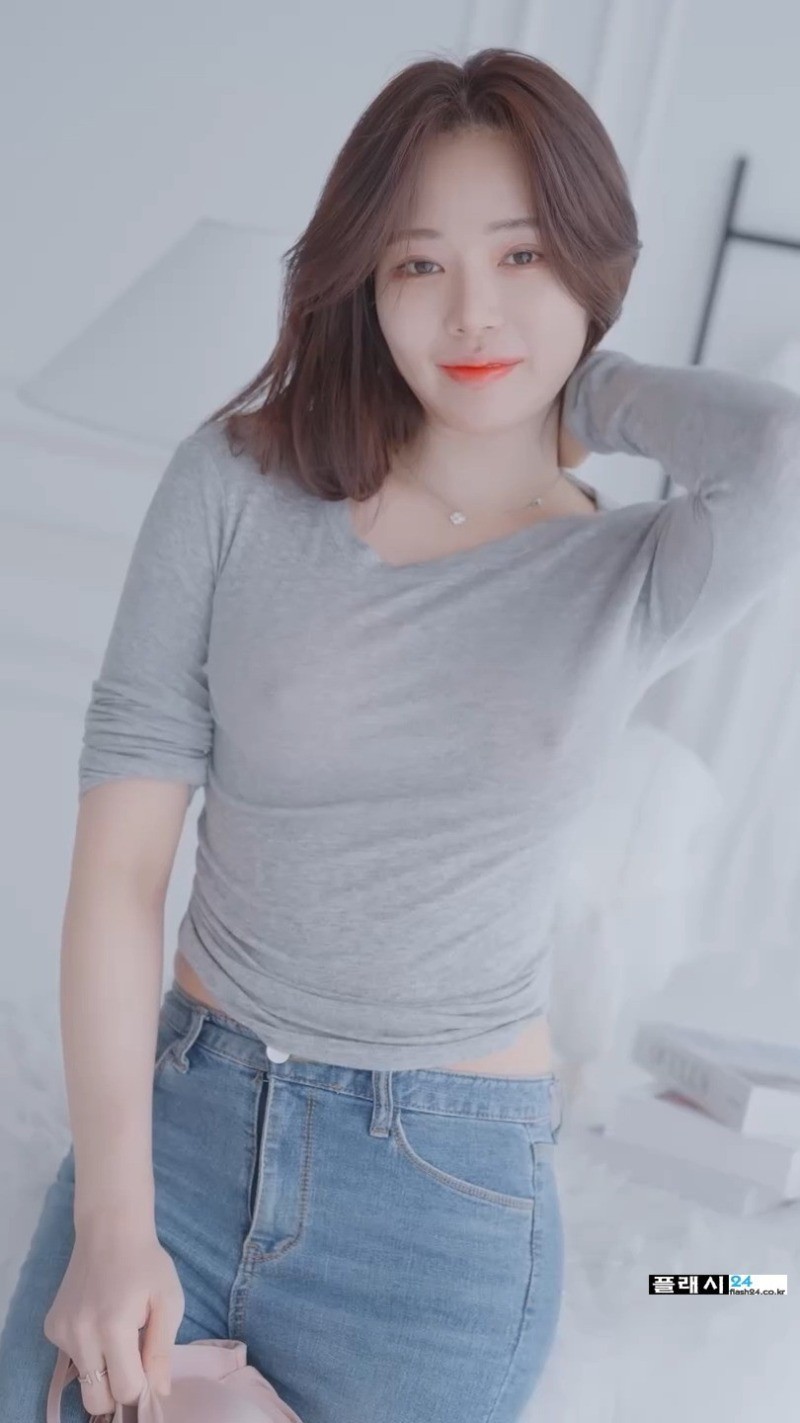 답답함을 못견디는 모델 벨라-4