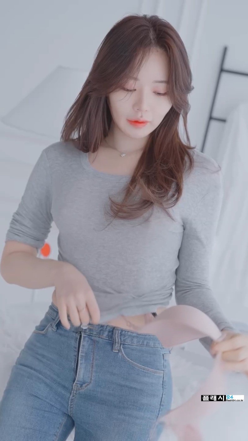 답답함을 못견디는 모델 벨라-7