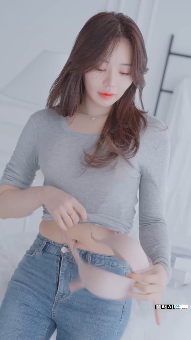 답답함을 못견디는 모델 벨라-8