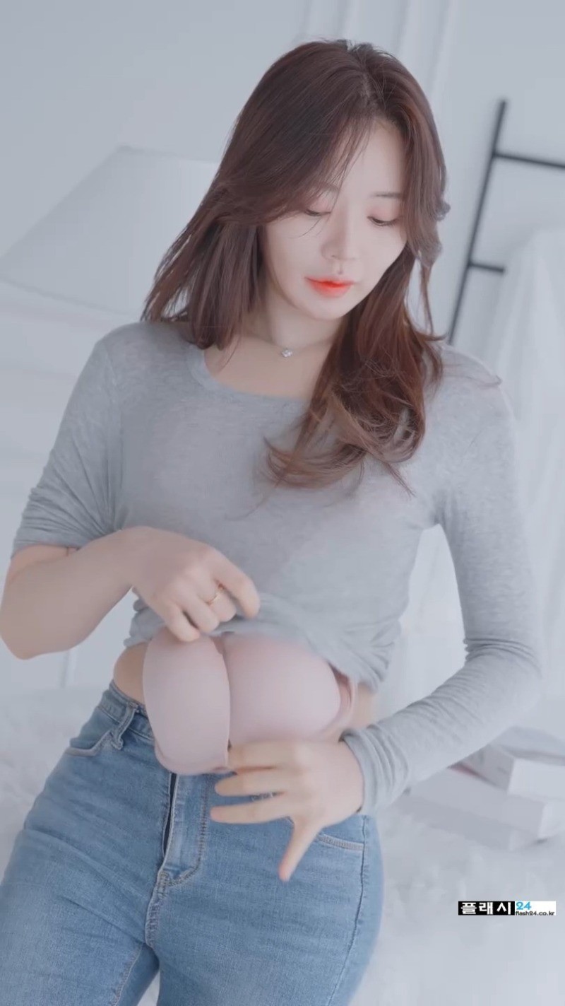 답답함을 못견디는 모델 벨라-9
