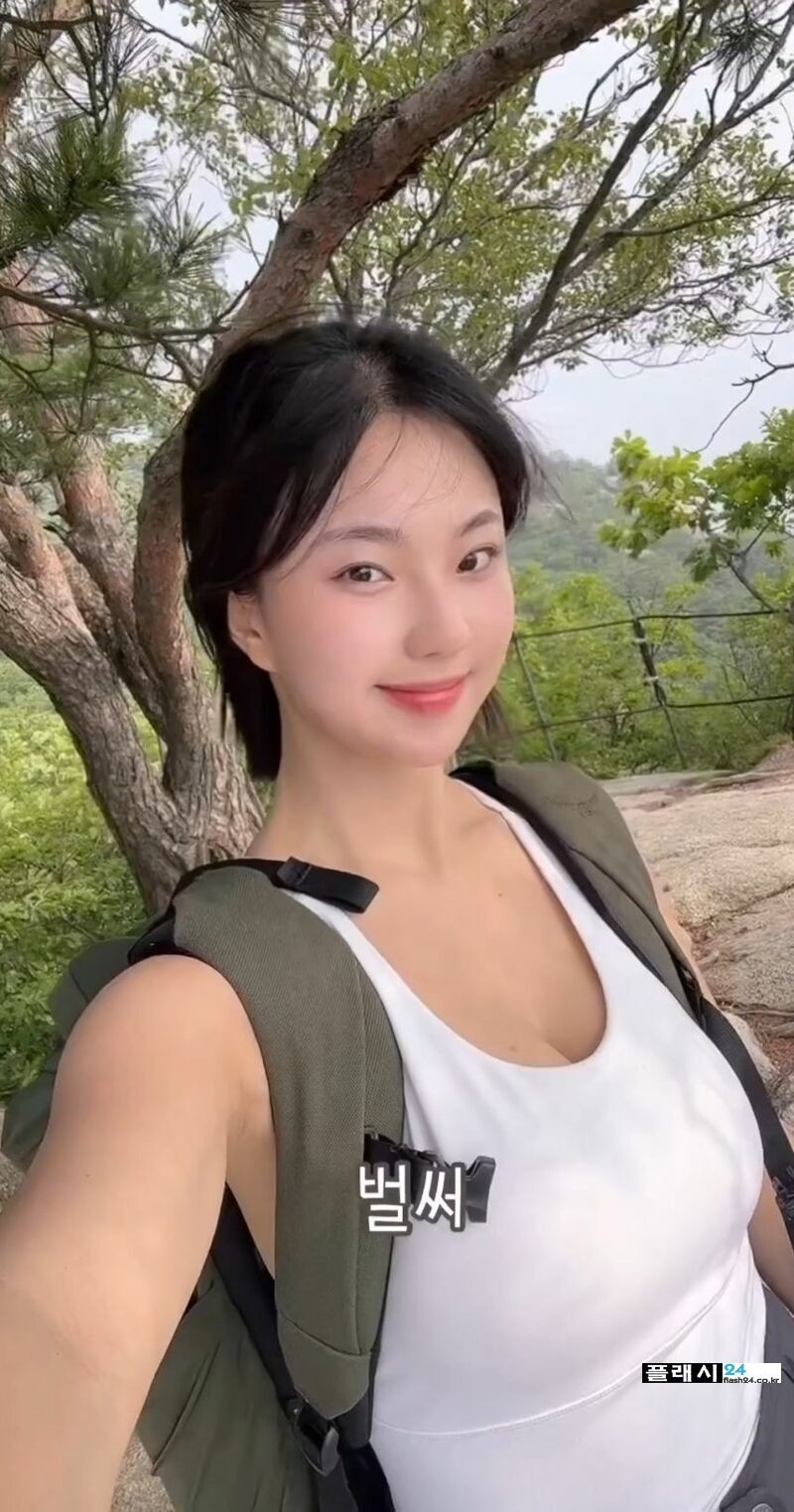 ㅇㅎ)유튜버 산 속에 백만송희 수영복 작은거 아냐