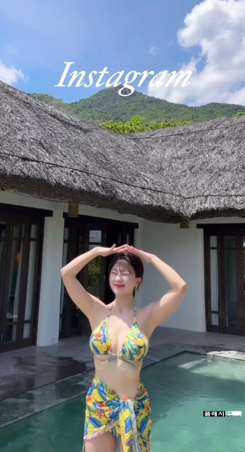 ㅇㅎ)유튜버 산 속에 백만송희 수영복 작은거 아냐-3