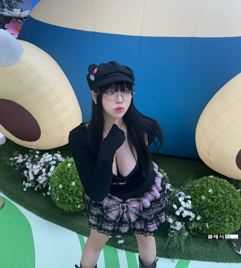 시선 사로잡는 놀이동산녀 송하나