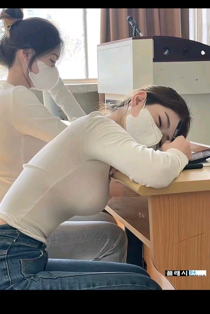 강의실 수업하는데 자는 여학생-2