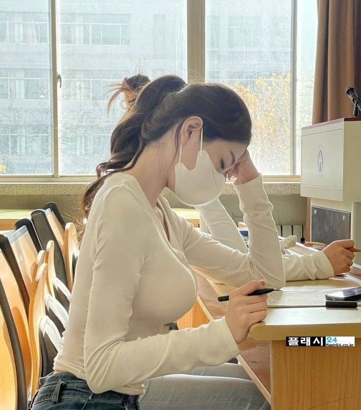 강의실 수업하는데 자는 여학생-4