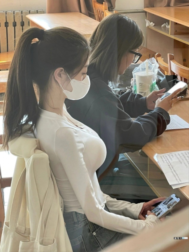 강의실 수업하는데 자는 여학생-6