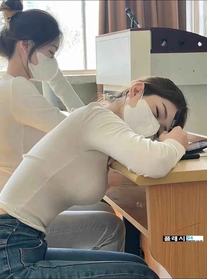 강의실 수업하는데 자는 여학생-7