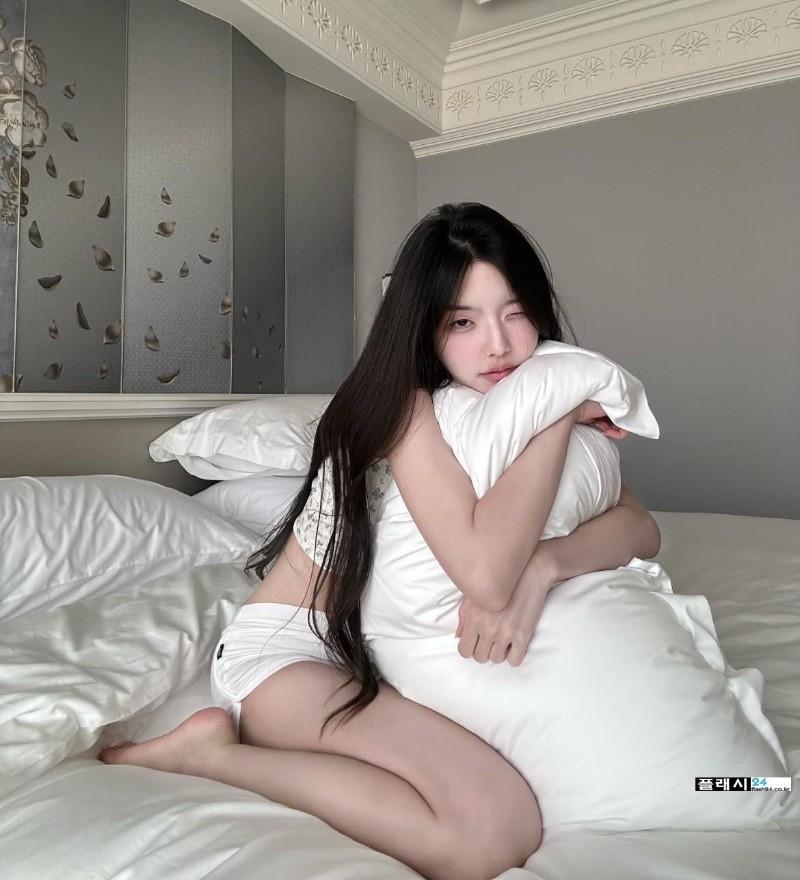 ㅇㅎ)침대에서도 빵 먹는 여자친구-3