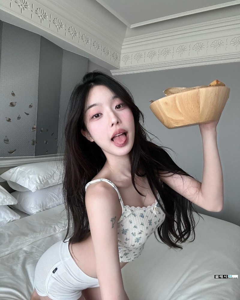 ㅇㅎ)침대에서도 빵 먹는 여자친구-4