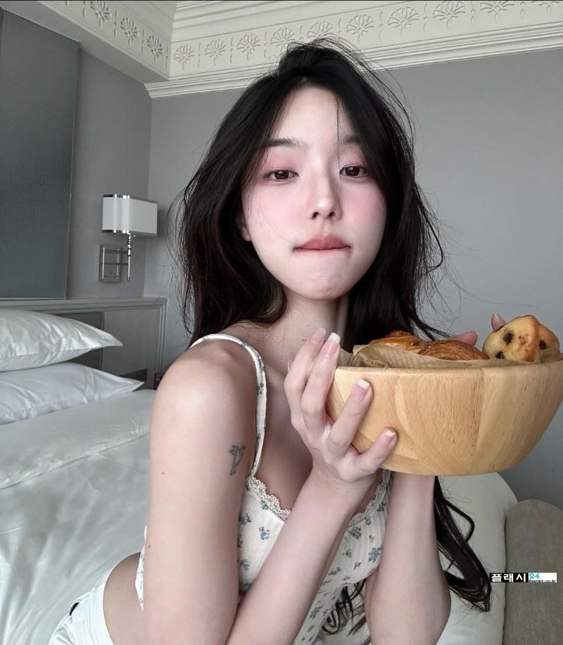 ㅇㅎ)침대에서도 빵 먹는 여자친구-5