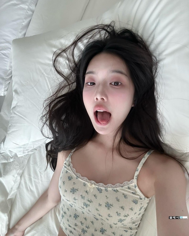 ㅇㅎ)침대에서도 빵 먹는 여자친구-7