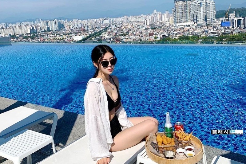 무조건 필수라는 호텔 수영장 데이트-4