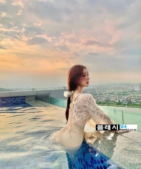 무조건 필수라는 호텔 수영장 데이트-6