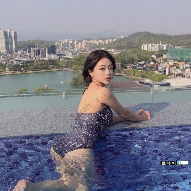 무조건 필수라는 호텔 수영장 데이트-12