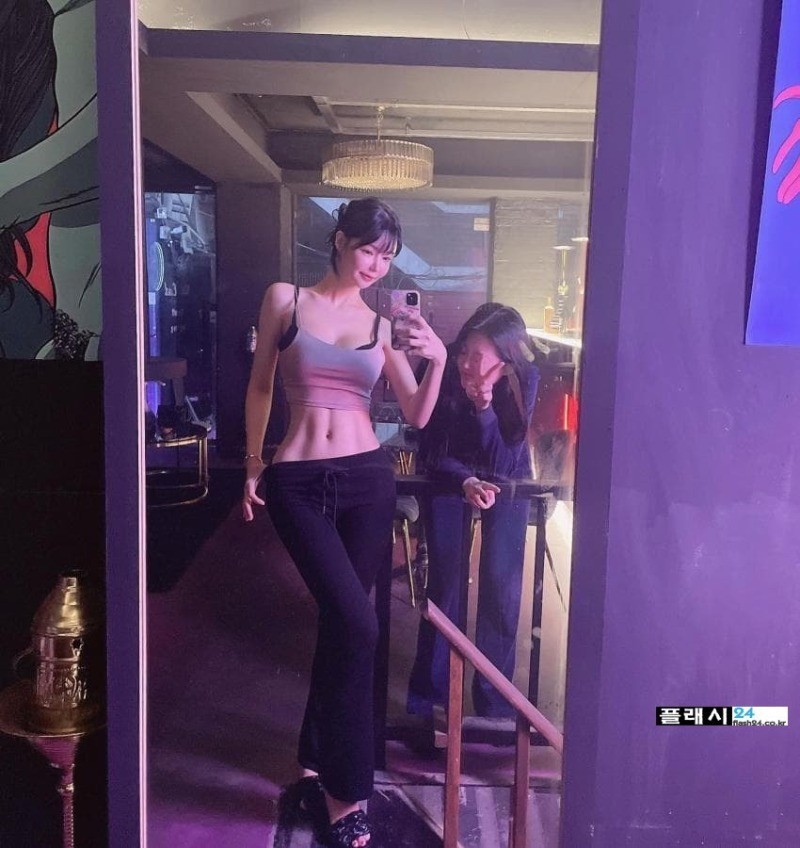 민한나 이런 의상 참 좋아하더라-15
