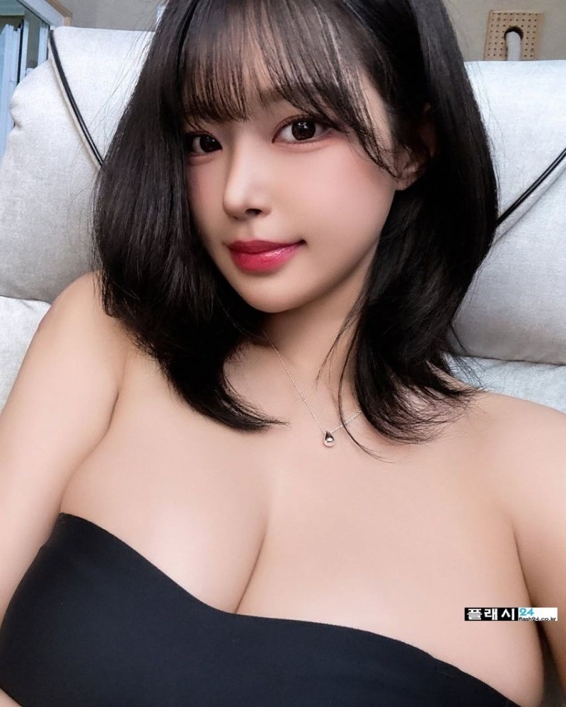 김갑주 묵직한 블랙 튜브탑-4