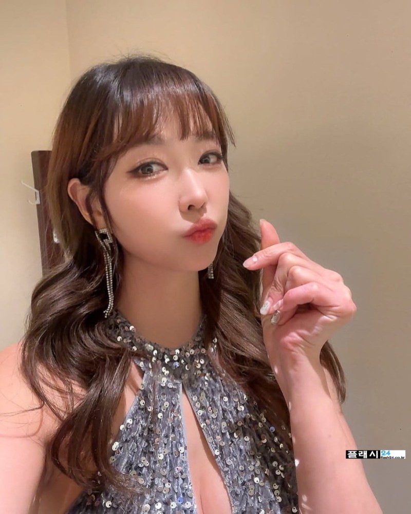 눈 마주치면 난감한 모델 강이나-4