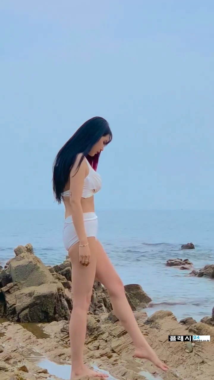 바닷가에서 수영복입고 포즈취하는 김갑주-7