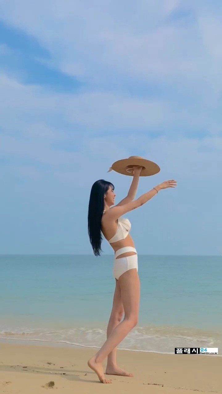 바닷가에서 수영복입고 포즈취하는 김갑주-8