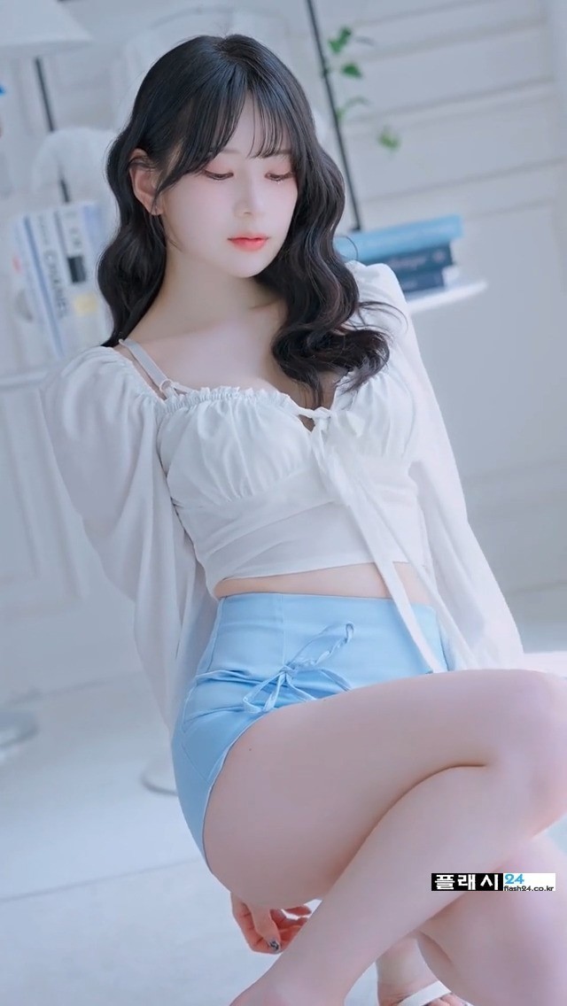 옷을 하나씩 풀어주는 모델 희솔