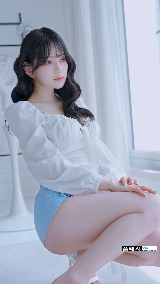 옷을 하나씩 풀어주는 모델 희솔-3