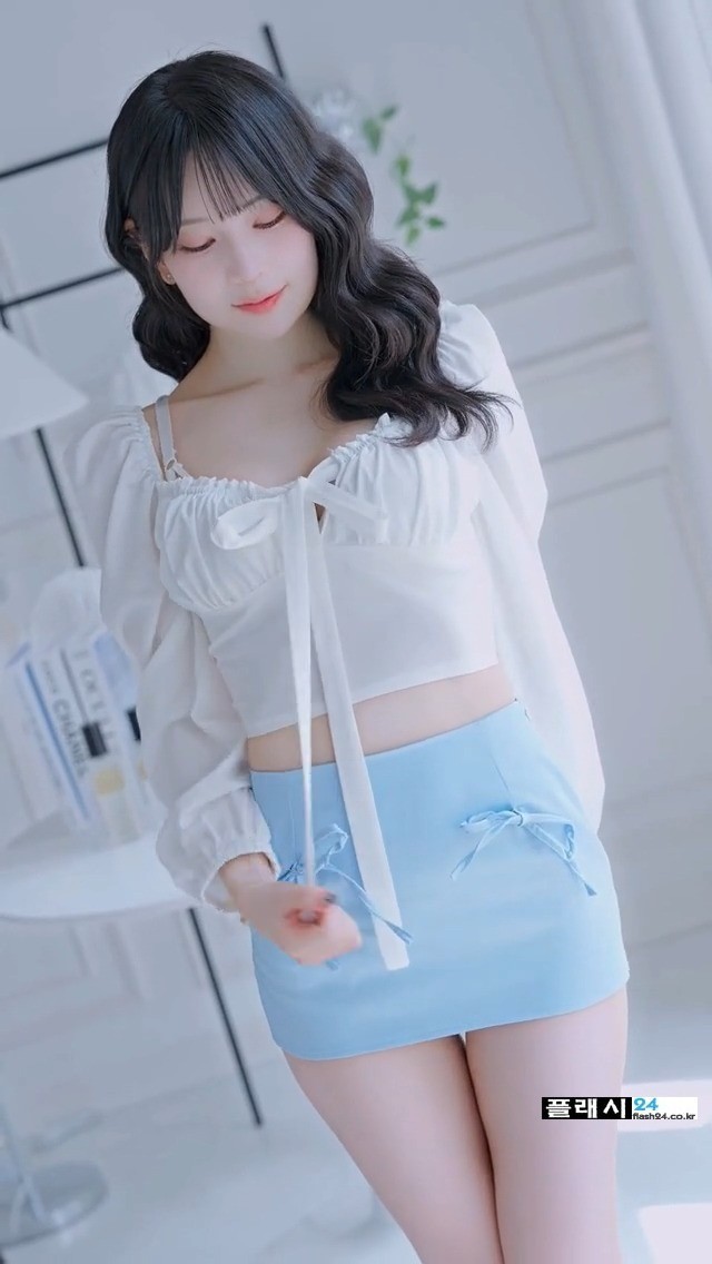 옷을 하나씩 풀어주는 모델 희솔-4