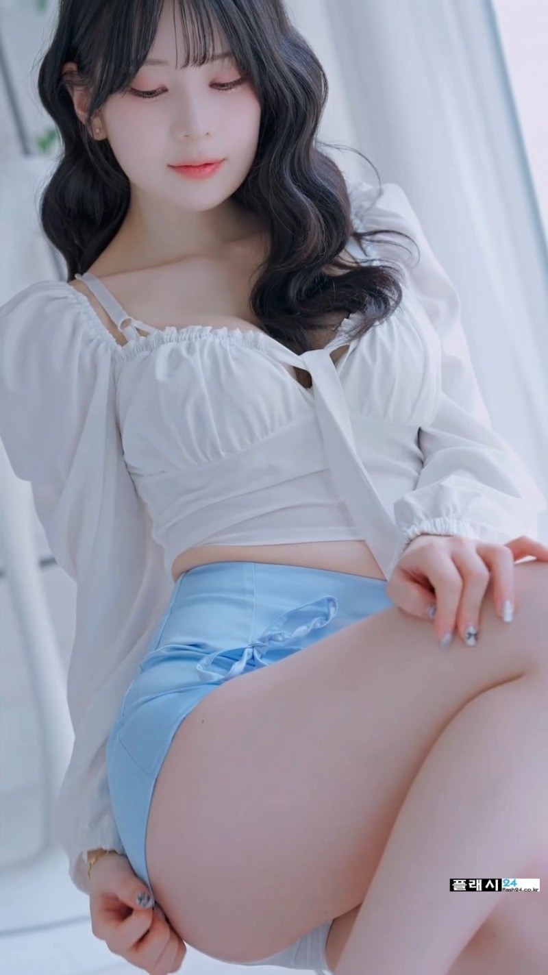 옷을 하나씩 풀어주는 모델 희솔-5