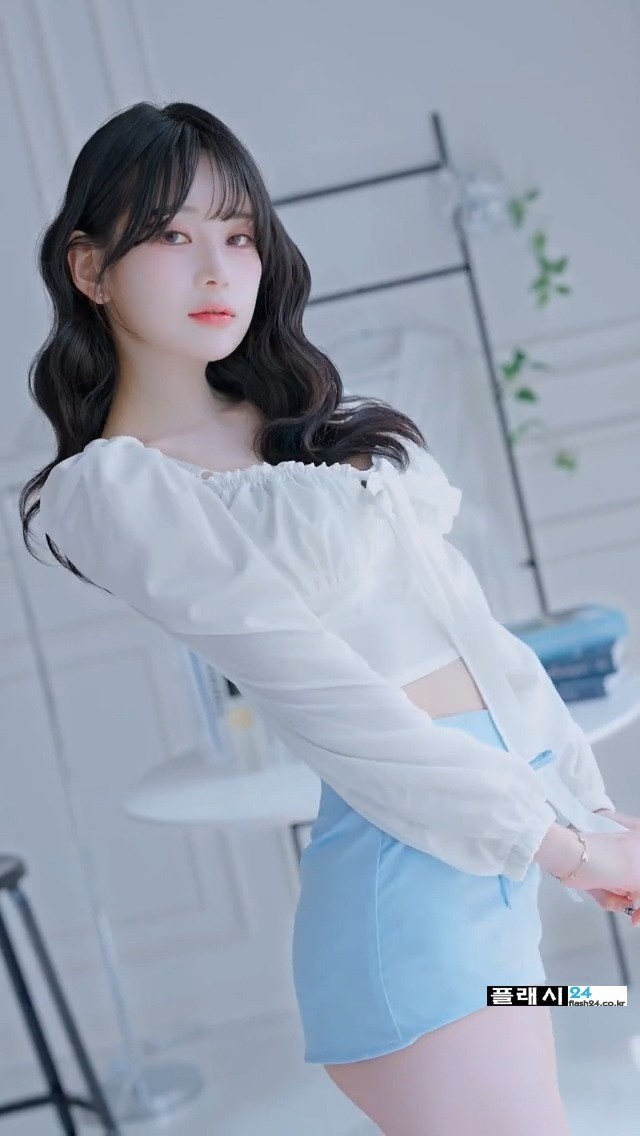 옷을 하나씩 풀어주는 모델 희솔-7