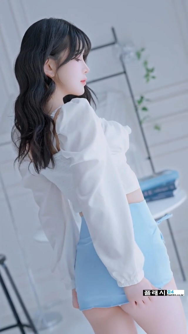 옷을 하나씩 풀어주는 모델 희솔-9