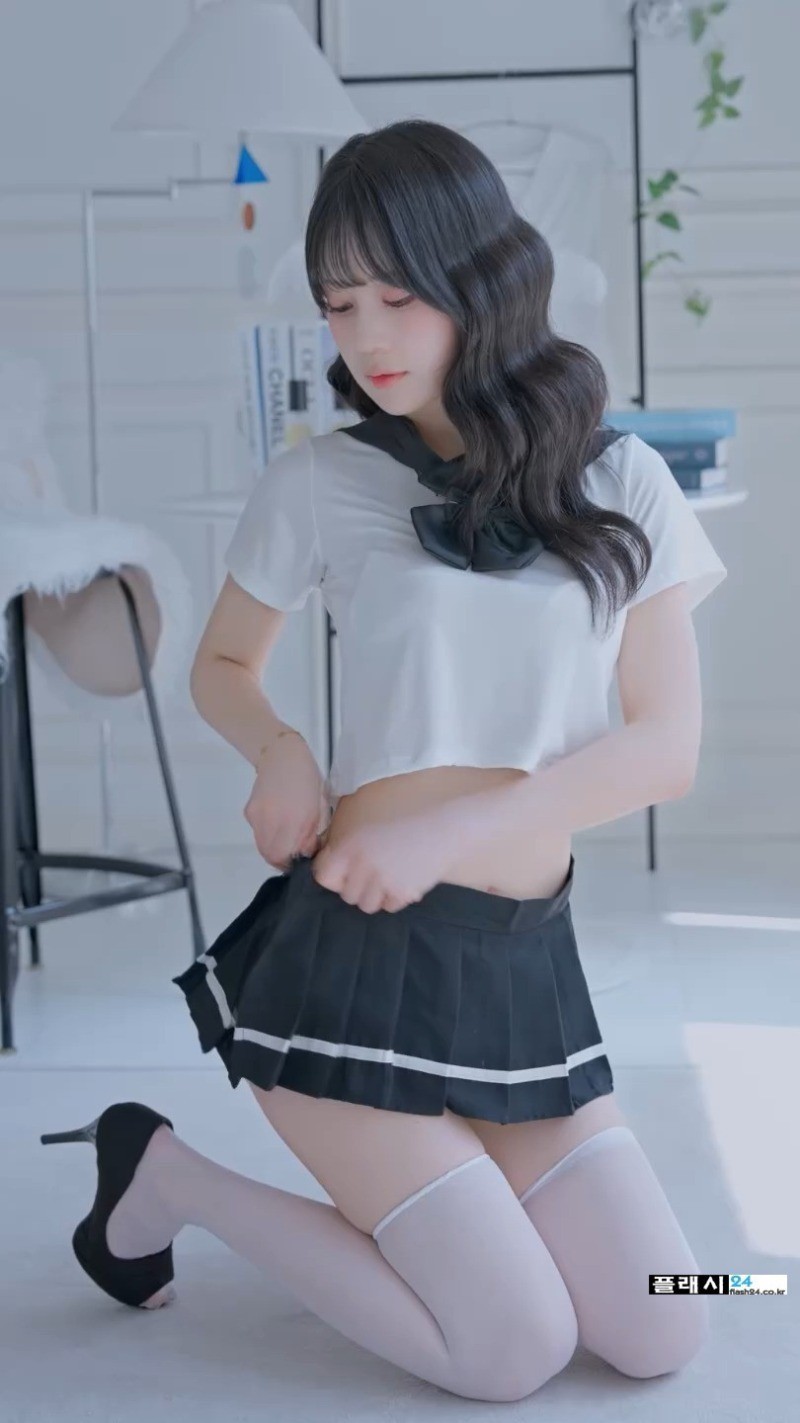 모델 희솔 크롭 세라복-2