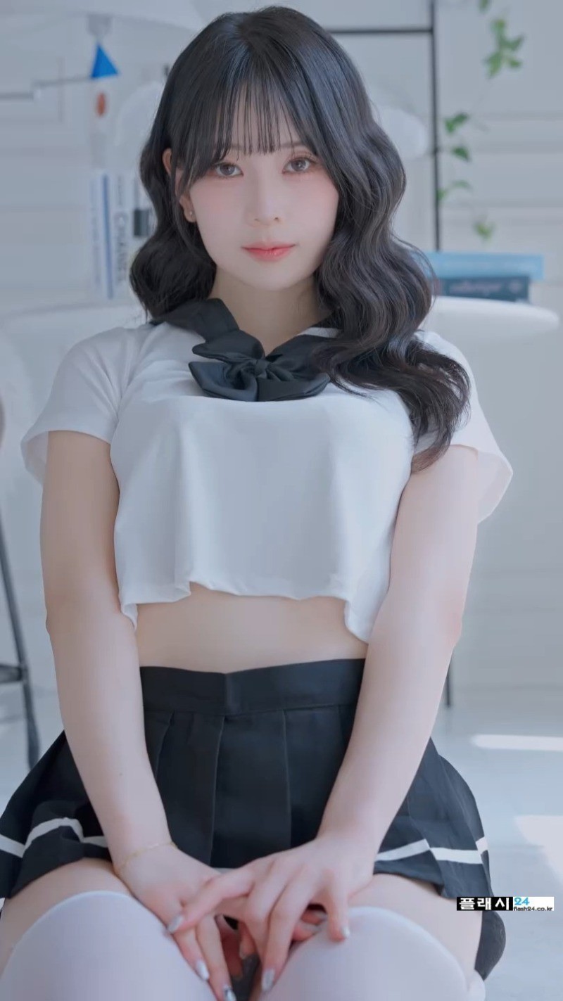 모델 희솔 크롭 세라복-7