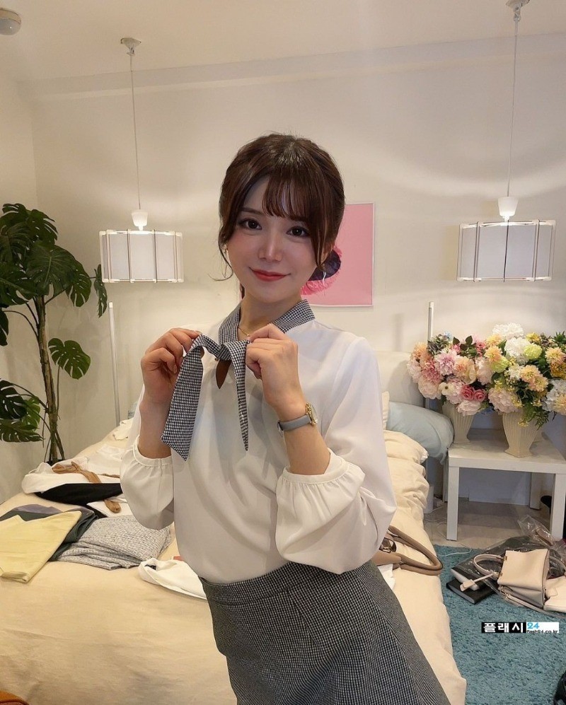 드디어 데뷔한 아나운서 출신 배우 와카 나츠키-7