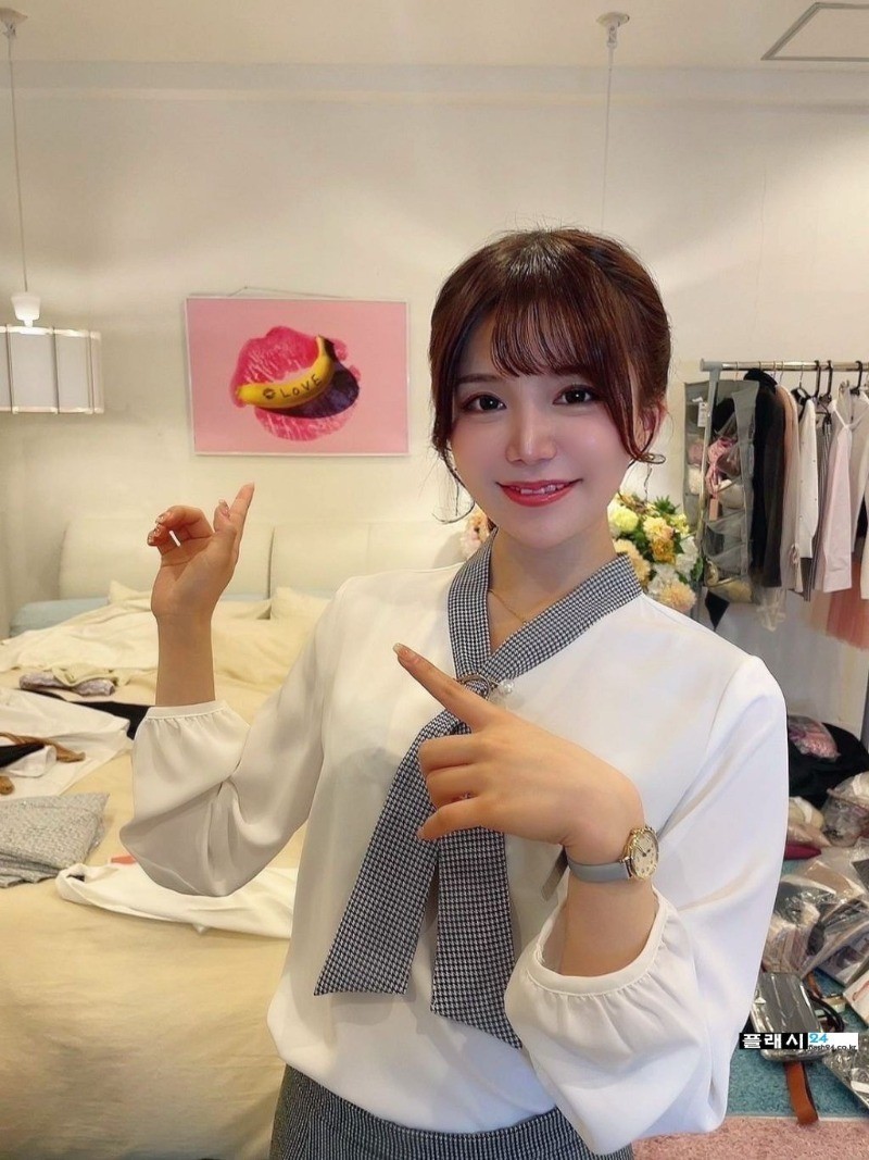 드디어 데뷔한 아나운서 출신 배우 와카 나츠키-8