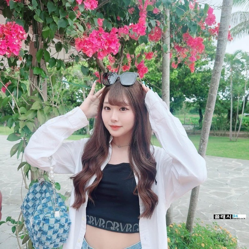 드디어 데뷔한 아나운서 출신 배우 와카 나츠키-12
