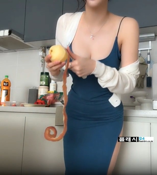 사과 잘깍는 새댁-2