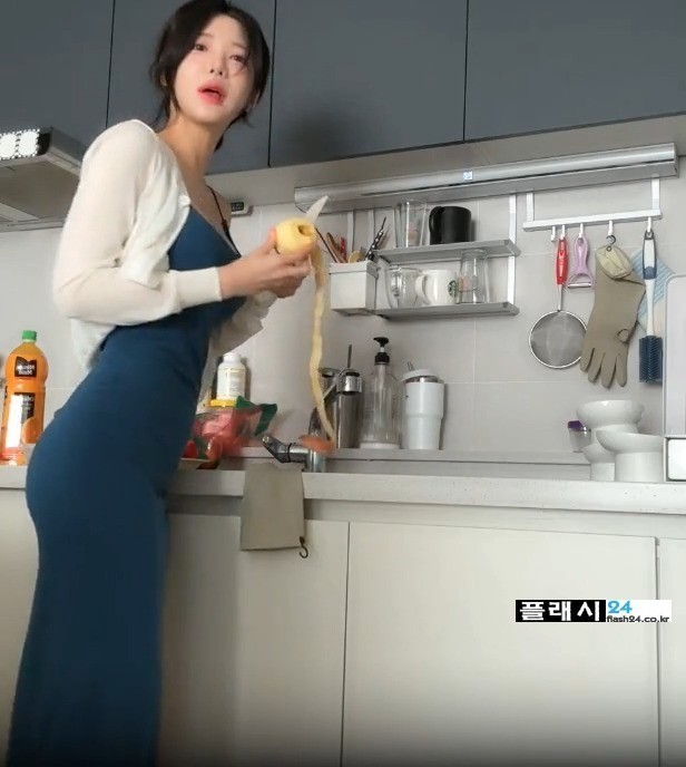 사과 잘깍는 새댁-3