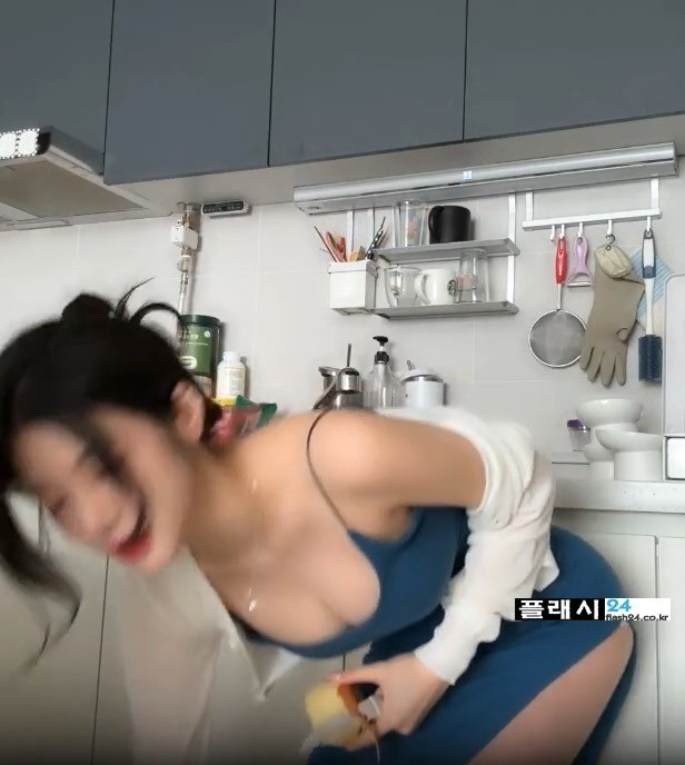 사과 잘깍는 새댁-7