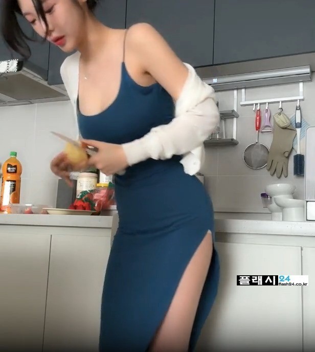 사과 잘깍는 새댁-9