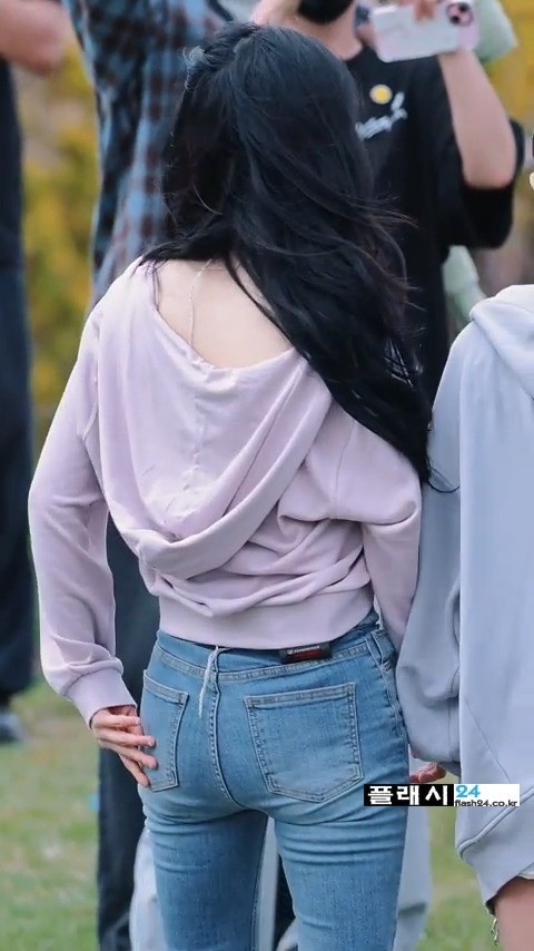 QWER 쵸단 청바지 뒤태