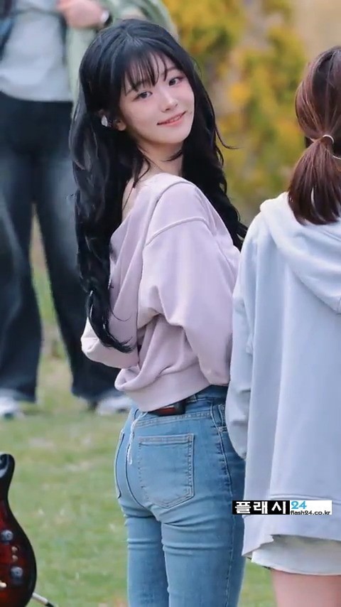 QWER 쵸단 청바지 뒤태-2