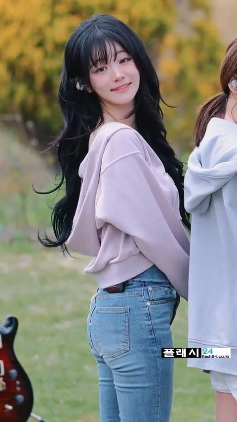 QWER 쵸단 청바지 뒤태-3