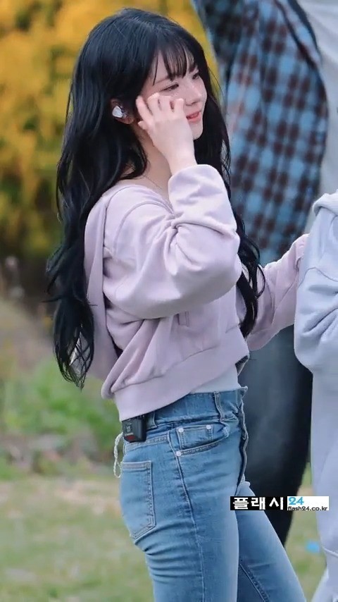 QWER 쵸단 청바지 뒤태-5