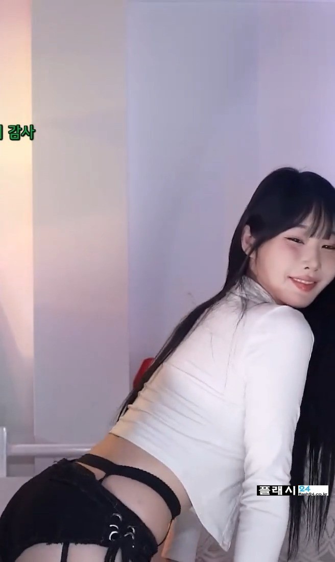 한갱 블랙 핫팬츠 위에 입은 가터벨트-8