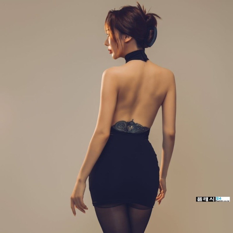 수영 준비하는 퍼니지 모델 나리