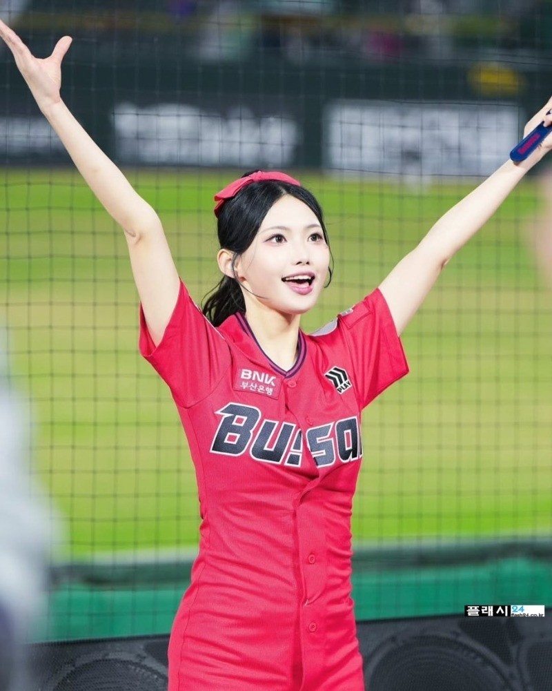 치어리더 김나현 빨간 유니폼 원피스
