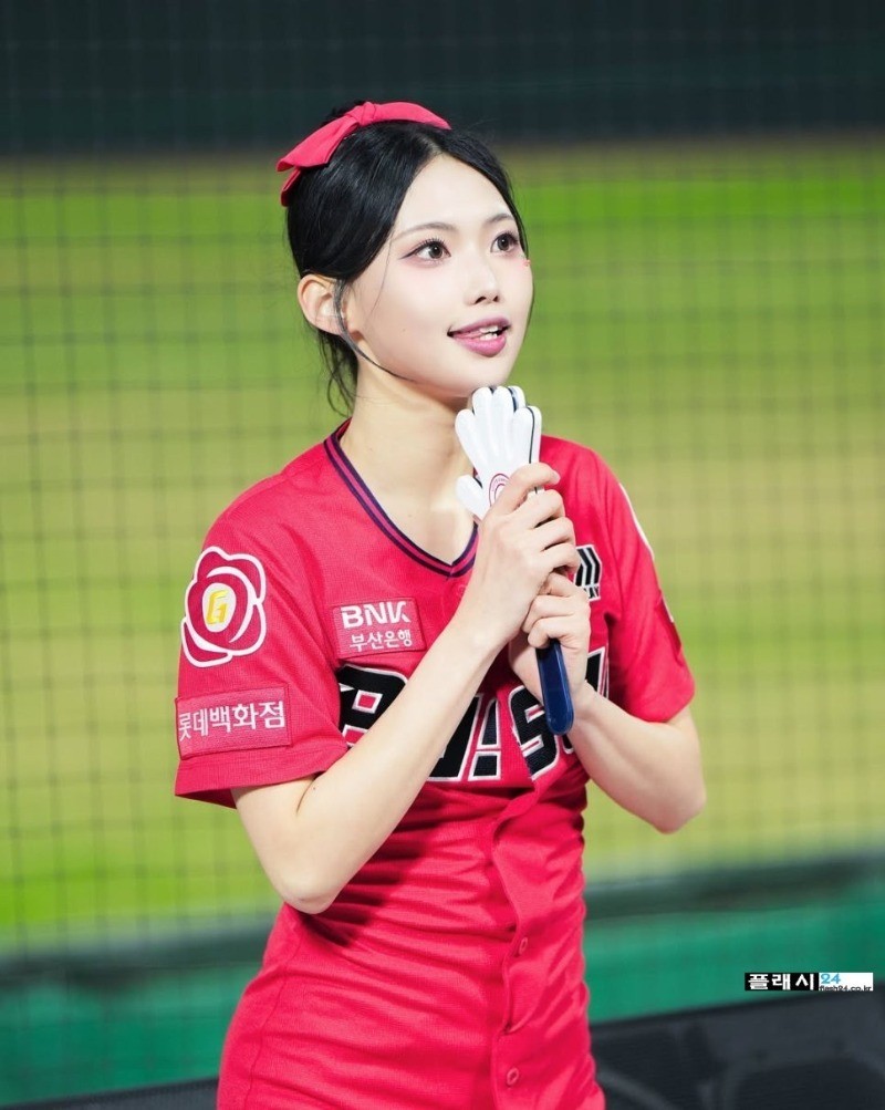 치어리더 김나현 빨간 유니폼 원피스-7