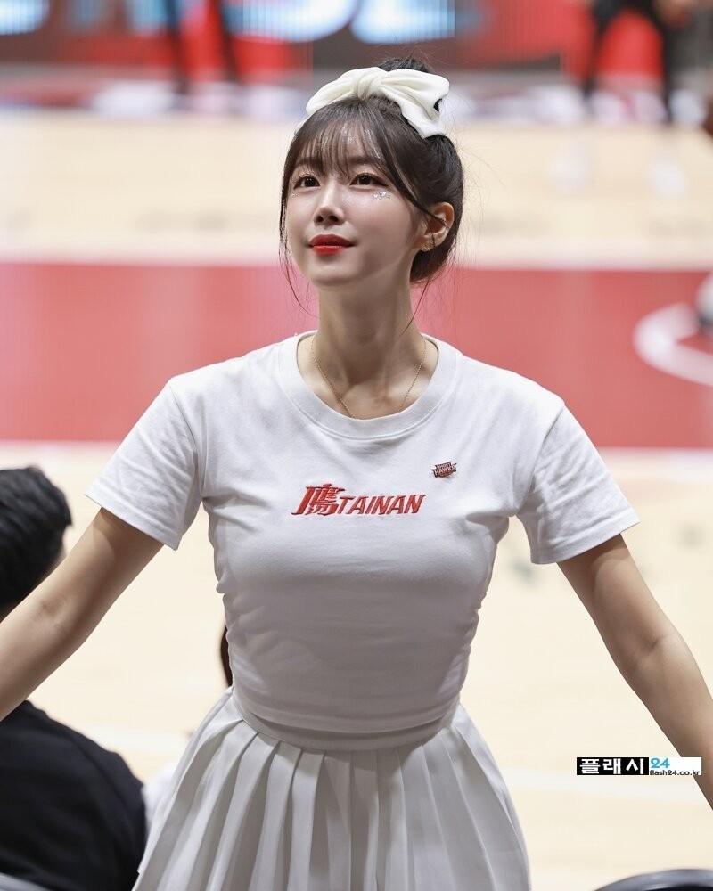 치어리더 안지현 티셔츠 볼륨감-2