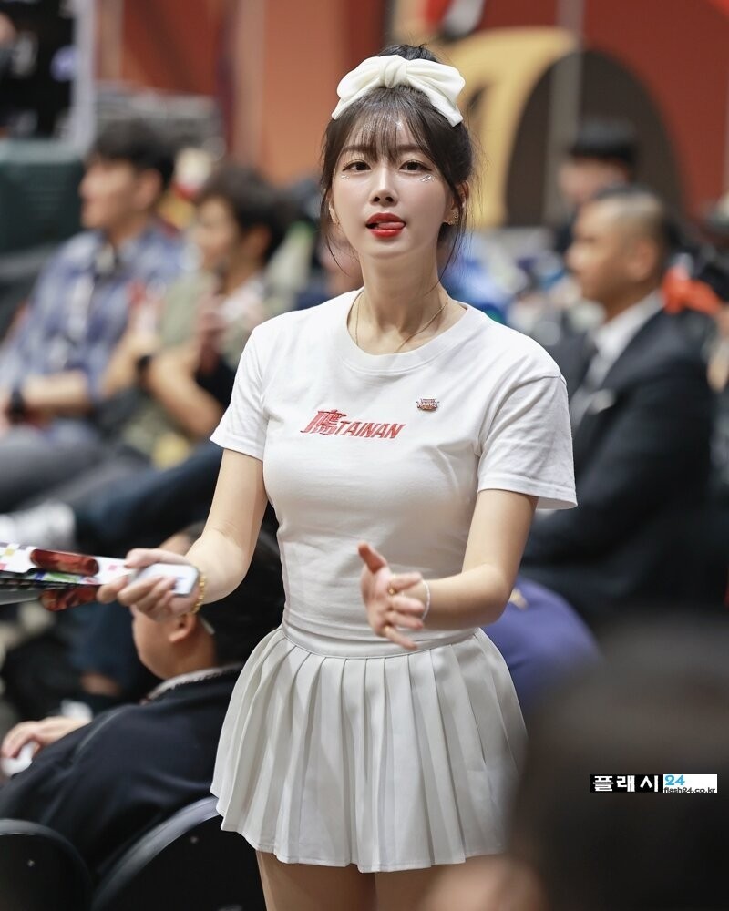 치어리더 안지현 티셔츠 볼륨감-3