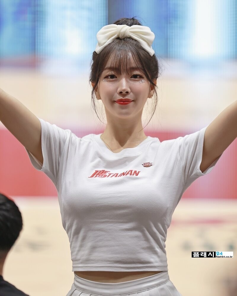 치어리더 안지현 티셔츠 볼륨감-6